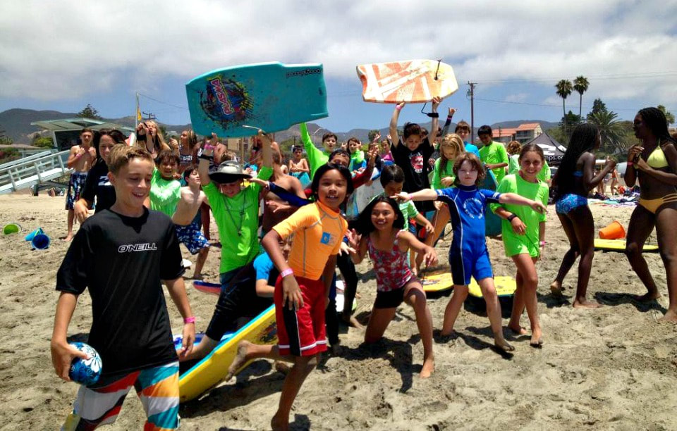 Huge group of kids from Cheviot Hills enjoying camp on the beach at Aloha Beach Camp.